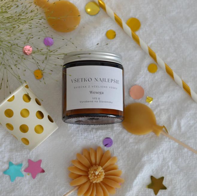 ✨ Hľadáte darček, ktorý poteší a zároveň má zmysel? Moja sviečka zo 100 % včelieho vosku v elegantnom hnedom sklenenom...