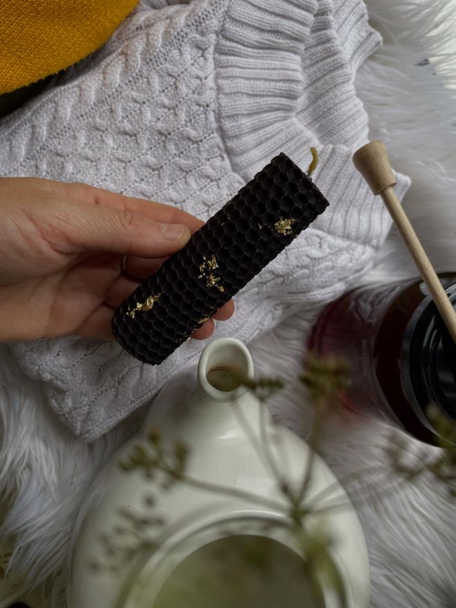 Čierne elegantné sviečky to včelieho vosku s jemným zlatým doladením..