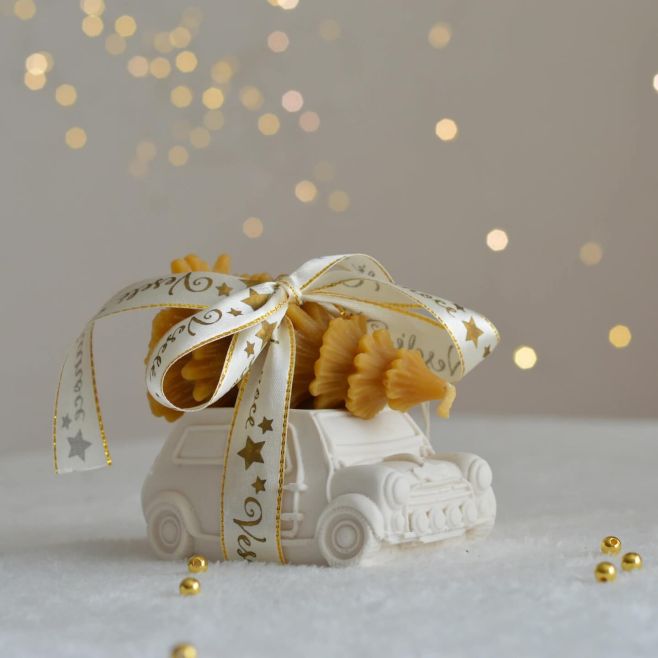 Krásna vianočná sviečka zo včelieho vosku v tvare autíčka z jesmonitu a stromček ži včelieho vosku. . . . . . #wesega...