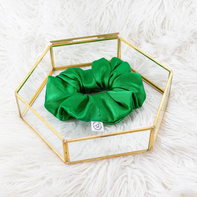 Hodvábna gumička, ktorá chráni vlasy pred lámaním. Príjemná, jemná, trvácna. Pre ženy, ktoré milujú krásu v detailoch. . ....