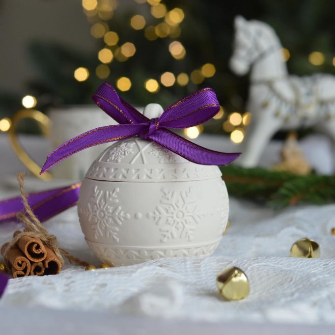 Vianočná guľa- sviečka Vianočná guľa z jesmonitu so sviečkou zo včelieho vosku.Originálna dekorácia, ktorá spája prírodnú...