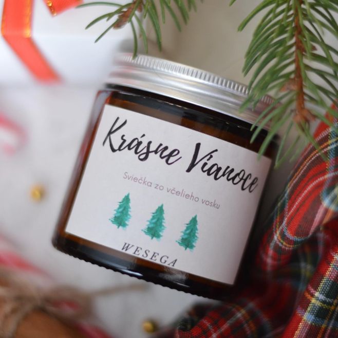 Ručne odlievaná sviečka zo včelieho vosku v hnedom skle – „Krásne Vianoce“ Prírodná sviečka zo 100 % včelieho vosku, ručne...